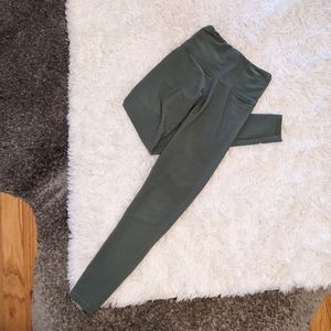 [STRUT THIS] Ribbed leggings